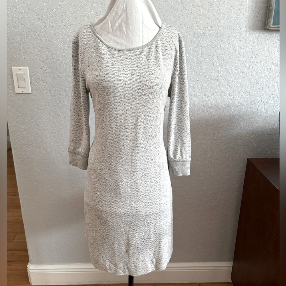 Adorable fall/winter light grey patterned dress.